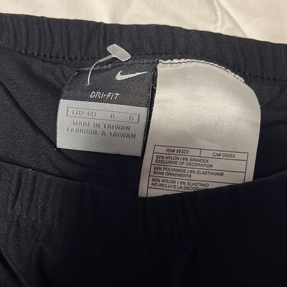 Kids Nike tennis skirt with built in shorts size 12-14 kids - Picture 2 of 3